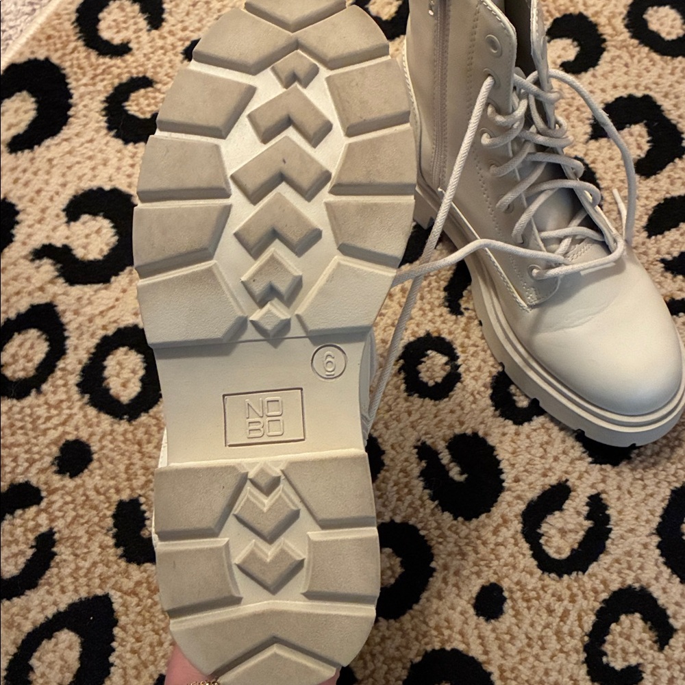 Ivory boots - Picture 2 of 3